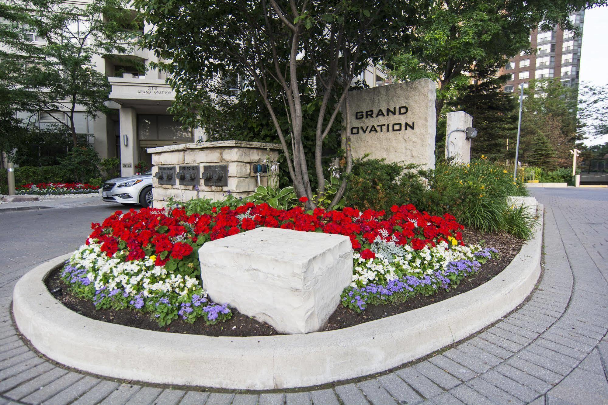 Maplewood Suites - Square One Mississauga Exterior photo